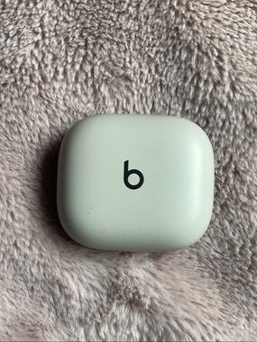 Beats by Dre Quick Sand On-Ear Wireless Charging Case with Black Logo